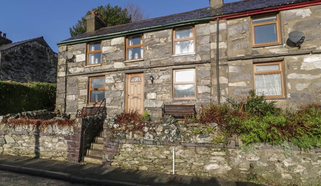 60 HYFRYDLE ROAD, pet friendly, character holiday cottage in Talysarn