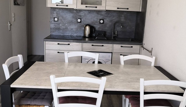 60 m from the wild coast and beaches of Le Croisic, warm and functional apartment.