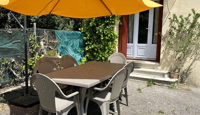 60 m² F3 ground floor apartment in a hillside villa