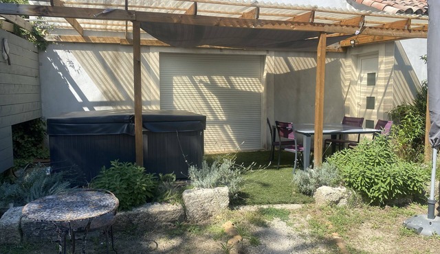 60 m2 semi-detached house, air-conditioned, in a quiet location 4 km from Uzes;