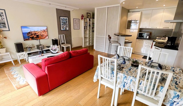 60 sq.m luxury apartment for 4-5 people, downtown and sea, near the beach, parking, WIFI Internet