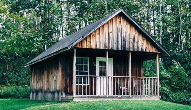 600 Sq. ft Cabin with King Size Bed - Quiet Location, Close to Skiing