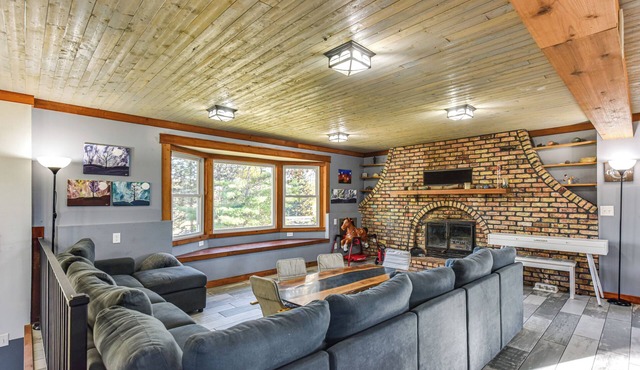 600-Sq-Ft Deck! Hutchinson Retreat on 5 Acres