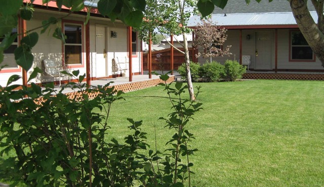 600 Sqft Extended-Stay Cabin sleeps 4, adjacent to beautiful Pine Creek