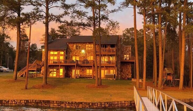 6000 SF Lakehouse with Hot Tub Games Dock and Ramp