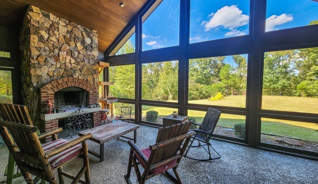 6000 sq ft home with Private Pool and Hot Tub, sleeps 16 - 16 Acres