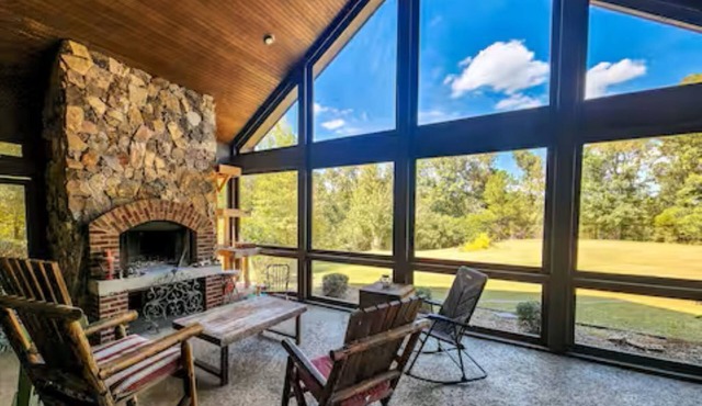 6000 sq ft home with Private Pool and Hot Tub, Sleeps 16 - 13 Acres