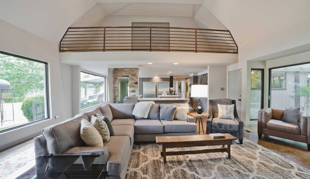 6000 sqft Modern Lake Home, Close to Everything Memphis