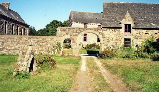 600m from the beach, MH listed house in a quiet area with private tennis court, Pets welcome