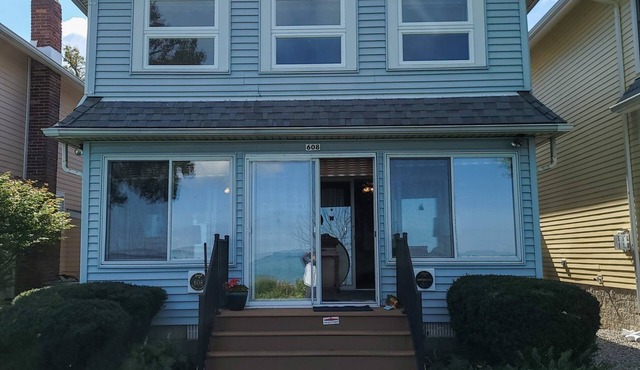 608 Lakefront Beautiful Lakefront Cottage Right on the Lake Path!