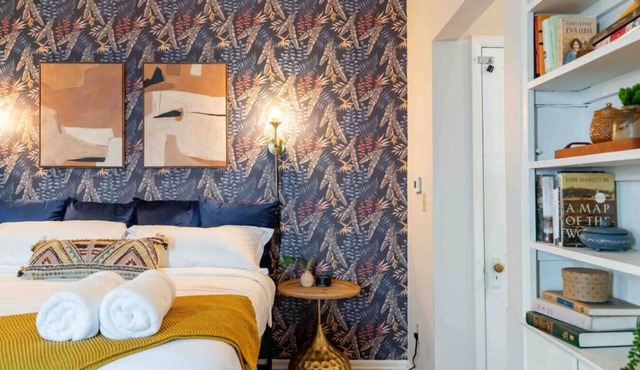 609 E William #5 · Swanky Studio - Heart of Campus | KING BED!