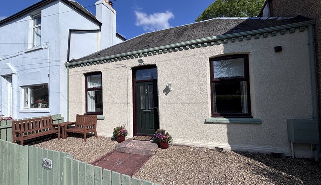 60E WELLGATE, pet friendly, character holiday cottage in Lanark