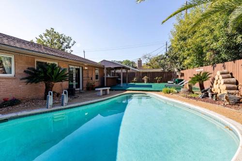 60s Charm Pool House with complimentary Wine