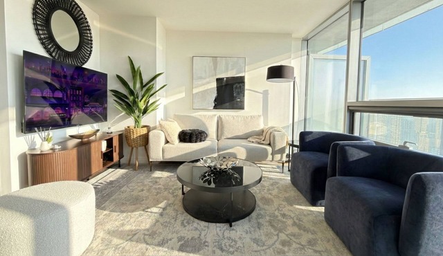 60th Floor Luxury SkySuite 3BD Lake & City Views