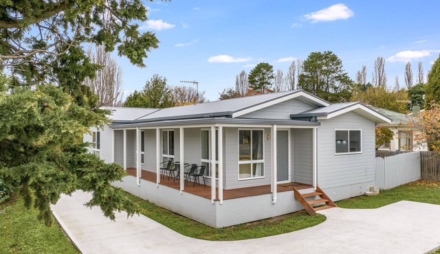 61 Myack Street - Modern 4BR Home in Berridale l WiFi l Aircon