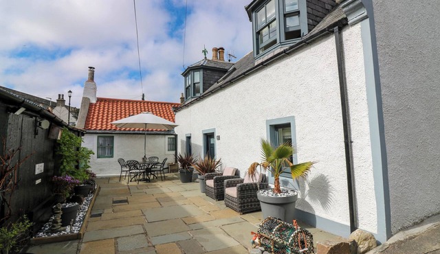 61 SEATOWN, pet friendly, character holiday cottage in Cullen