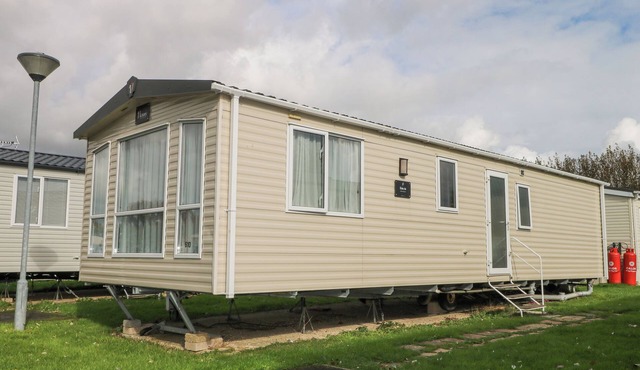 610 CARAVAN, pet friendly, with pool in Bognor Regis