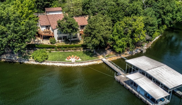 6100 sf, Beds for 32, Hot Tub, Theatre, Game Rm , Entertainers Dock, 310' Shore
