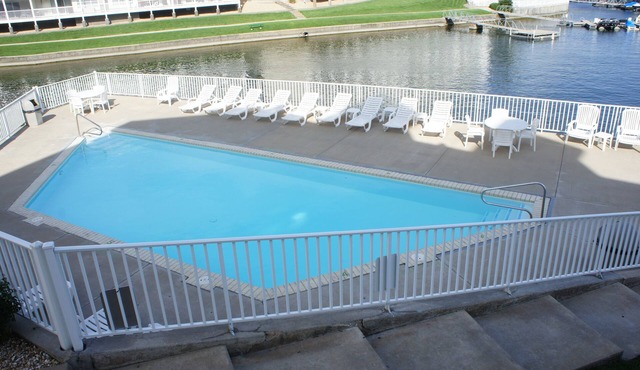 611 Parkview Bay Beautiful 3 bedroom, 1st floor, Overlooks Pool, Lakefront