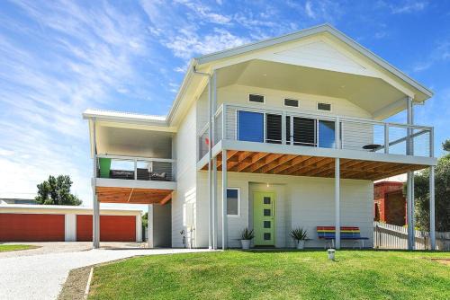 62 Castle Ave - Luxury - Near Beach - No Linen Included