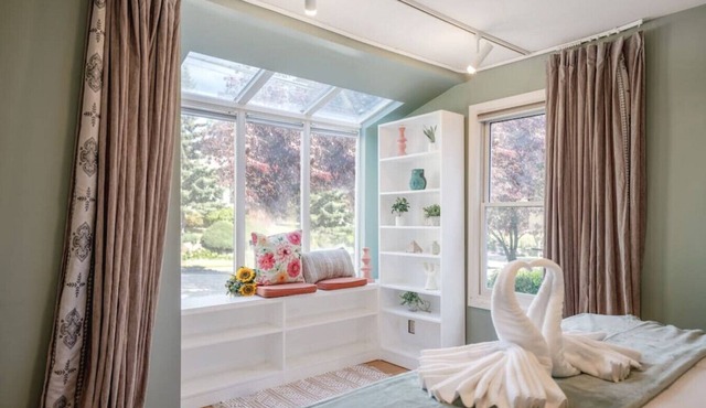 6209 Entire · Cozy 3b2b House Central Location/5 mins to UW