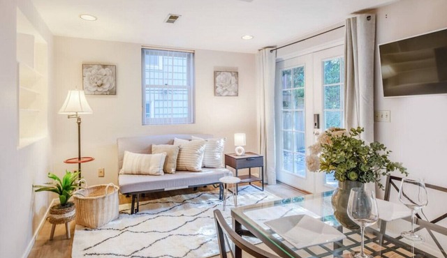 6209 Lower · 1b1b Lower Suite Central Location/5 mins to UW