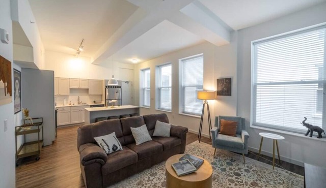 628- 2 Bedroom condo w/king beds/Free parking/downtown