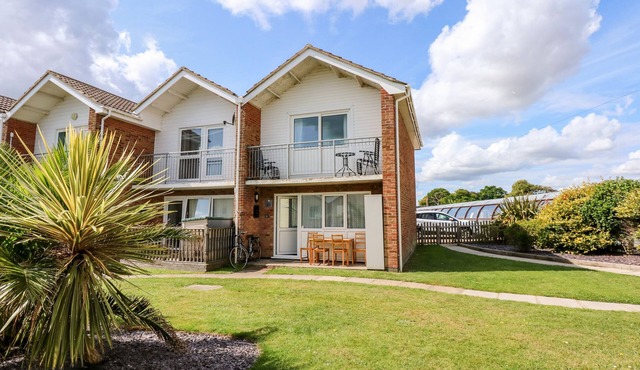 63 THE WATERSIDE HOLIDAY PARK, pet friendly, with pool in Corton