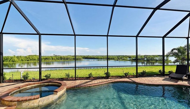 634 Breathtaking river view luxury house with a pool and golf