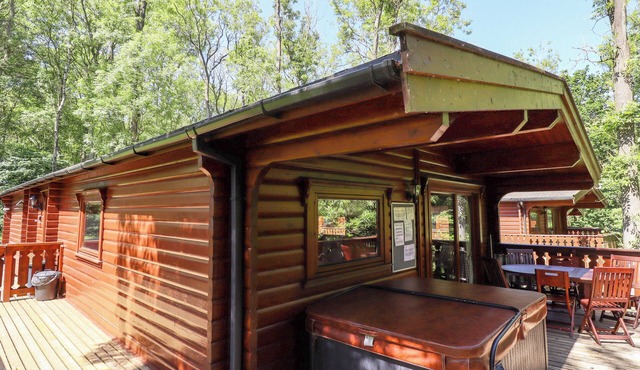 64 ACORN LODGE KENWICK PARK, pet friendly, with hot tub in Louth