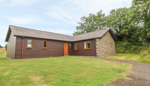64 WATERSIDE, family friendly, country holiday cottage in Lanivet