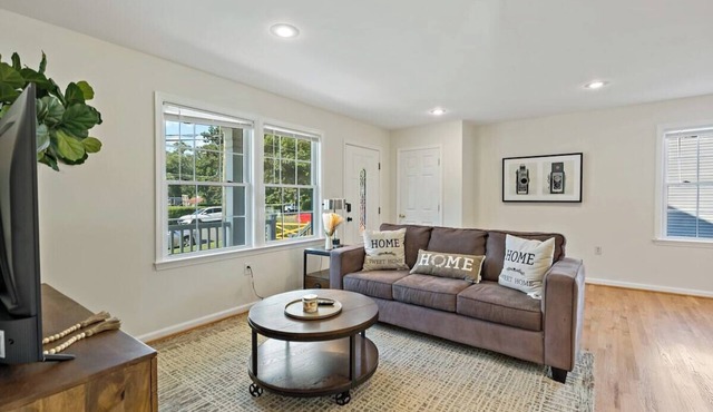 6449 Maplewood · Cheerful | 5 bedroom | Free Park | Center | Sunny