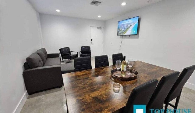 645 Airport/Top House Apartment5