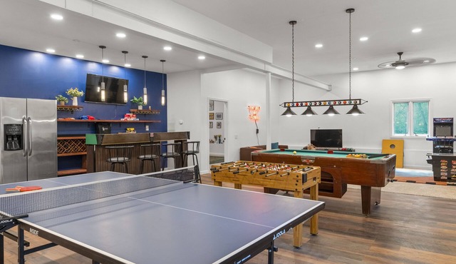 6500 sqft★9BR!★Gorgeous Modern Ranch★Serene Backyard/Deck★Huge Game Room★PETS!