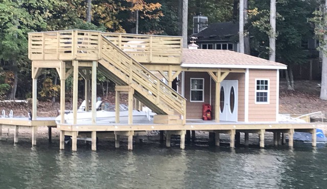 650ft Waterfront, Fast Fiber WiFi, Fall Weekends are booking, Boat/Jets ski too