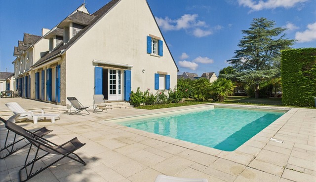 650m from the sea – Large house for 10 with pool