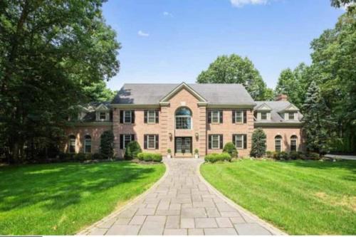 654 5 Bedrooms Indoor Pool Huge Yard