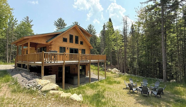 65PT New Log Cabin in Private Setting. Hot tub, Fire pit, Gym/Pool Access, and Dog Friendly!