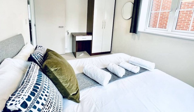 65Wentworth Avenue · 3 Bed House Slough Close By Heathrow and Windsor