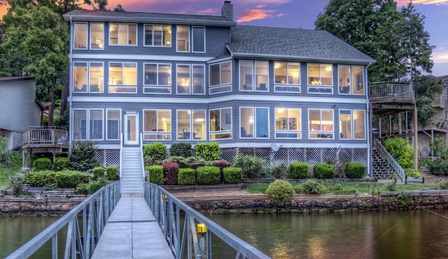 6600 sf, Beds for 33, Hot Tub, Theatre, Game Rm , Entertainers Dock, Great Views