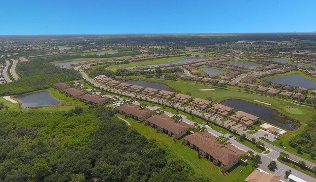 6611-202 Beautiful Veranda close to the pools and golf membership