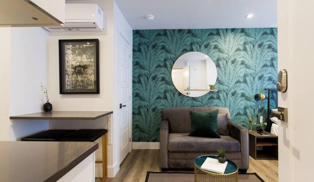 6768 - 303 · Studio Palms Steps from Jean Talon Market Full Bath by Den Stays