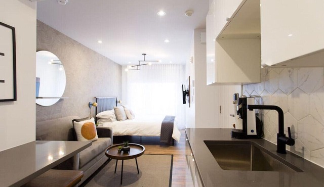 6768 - 402 · Blue Oasis Studio with Full Kitchen and Bath by Denstays