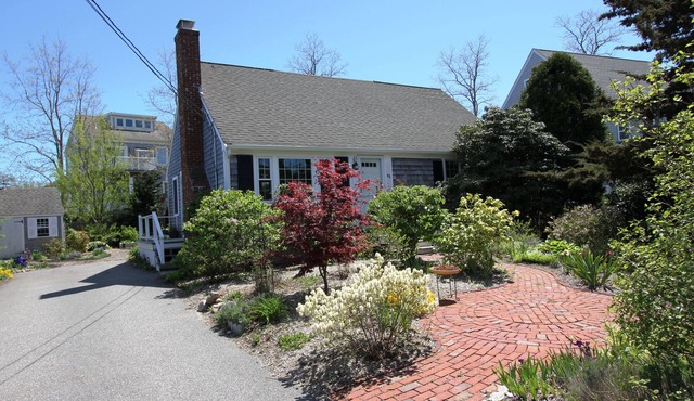 68 Town Neck Rd - Charming Pet-Friendly 4 BR, .1 Mile to Beach, Outdoor Shower
