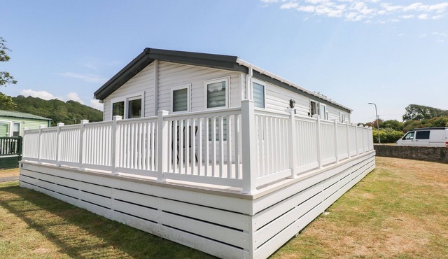 69 THE PADDOCKS, pet friendly, country holiday cottage in Pendine