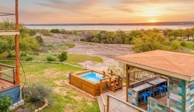 6b/4.5b Pool w lake views, 3 acres, lake access