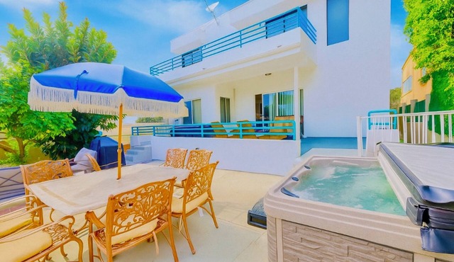 6BD/5BA Beach house in Del Mar, Steps to Beach, Parking, Ocean View!