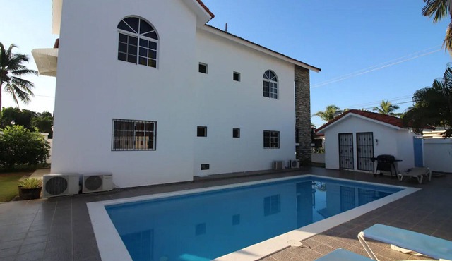 6BD villa, centrally located, guest-friendly, fully equipped, pool/TV/fast WiFi
