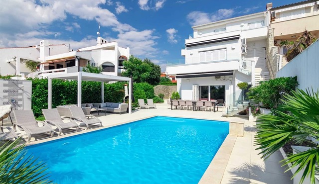 6BD Villa for 12 with Heated Pool, Jacuzzi, First Row to the Sea