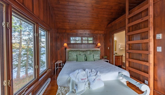 6bdrm, 5 bath island cottage with boathouse & bunkie accommodations! Sunsets!